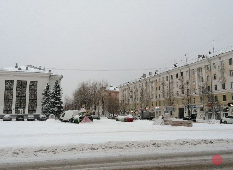 В Северодвинске украсили Площадь Победы к Новому году